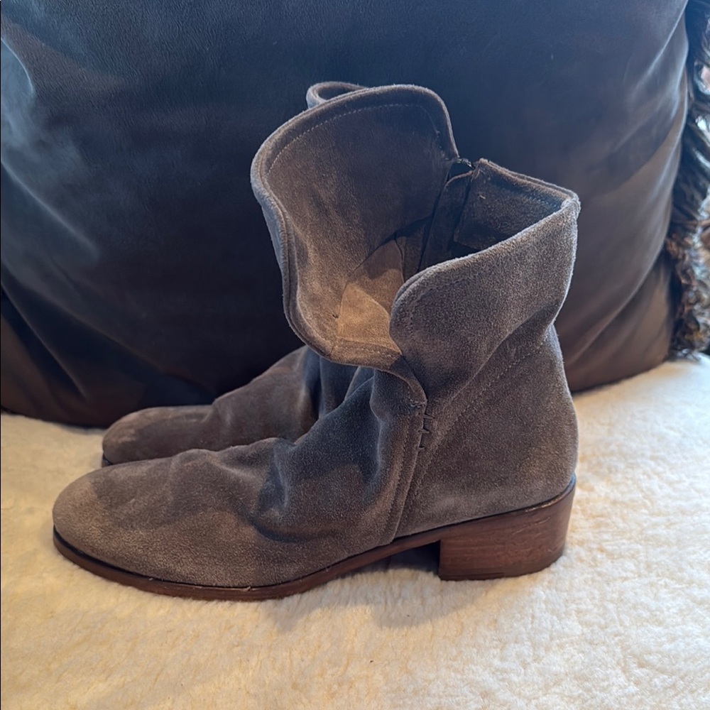 Like new Sundance Italian Suede zip up Slouch Boots with wooden heel and sole - Picture 6 of 16